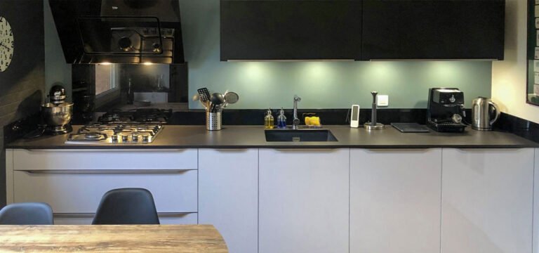 cuisine toute équipée blanc et bleu