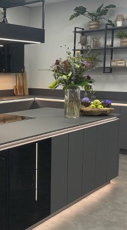cuisine noire élégante avec îlot lumineux