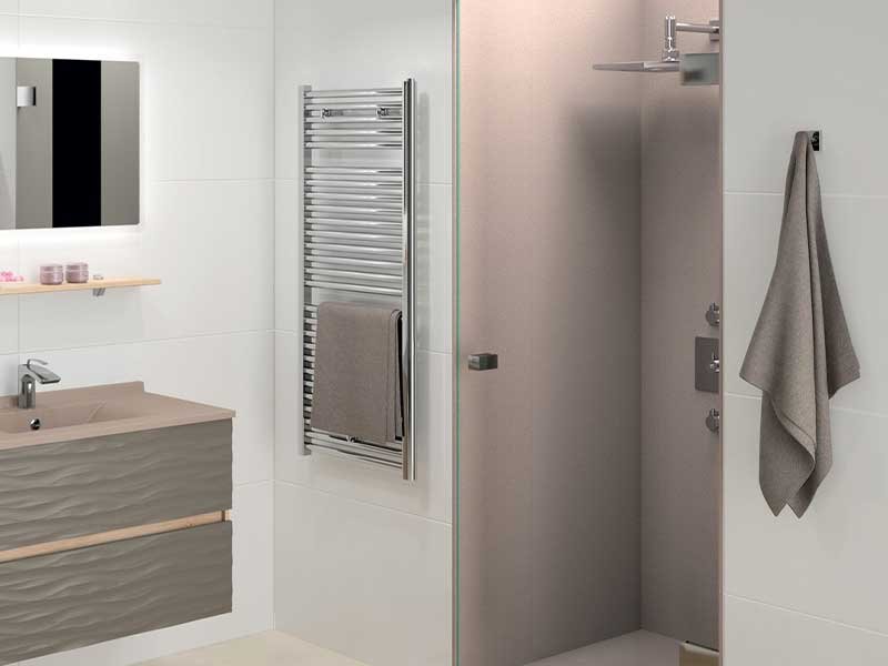 Salle de bain avec cabinet de douche rose